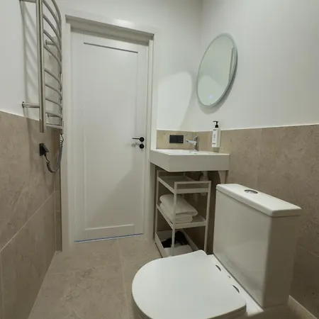 Bright & Cozy Overlooking The River 里加